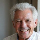 Porträt eines Mannes mit strahlendem Lächeln.